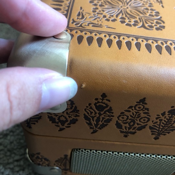 VINYL // Urban Outfitters Crosley Turntable - Picture 13 of 13